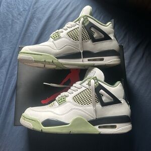 Jordan 4 Retro Seafoam Green sneakers worn 4 times
#streetwear #fashion